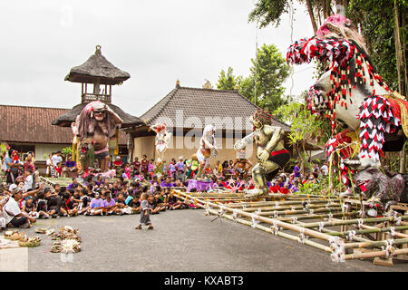 BALI, INDONESIA - MARZO 04: statua Balinese Ogoh-Ogoh pronto per Ngrupuk parad su Marzo 04, 2011 in Ubud, Bali. Statue Ogoh-Ogoh realizzato per sgominare la Foto Stock