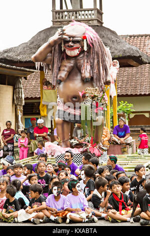 BALI, INDONESIA - MARZO 04: statua Balinese Ogoh-Ogoh pronto per Ngrupuk parad su Marzo 04, 2011 in Ubud, Bali. Statue Ogoh-Ogoh realizzato per sgominare la Foto Stock