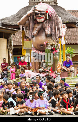 BALI, INDONESIA - MARZO 04: statua Balinese Ogoh-Ogoh pronto per Ngrupuk parad su Marzo 04, 2011 in Ubud, Bali. Statue Ogoh-Ogoh realizzato per sgominare la Foto Stock