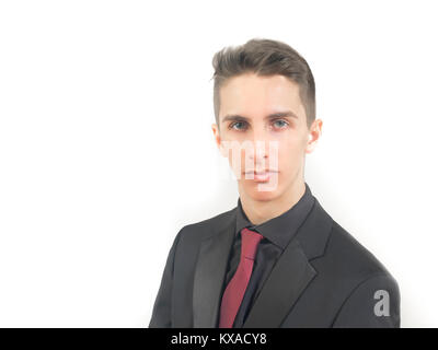 Giovane uomo che indossa un abito nero Foto Stock
