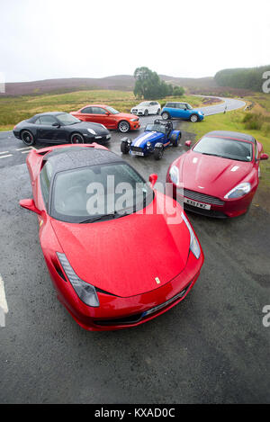 Gruppo di esotico ed eccitante vetture sport-Ferrari 458, Aston Martin DB9, Porsche 911 GTS, BMW 1M, Audi RS3, Mini Cooper, Caterham 7 Foto Stock