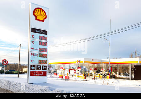 Samara, Russia - 8 Gennaio 2018: Guida segno, indica che il prezzo del combustibile sulla stazione di rifornimento Shell. Shell è una multinazionale anglo-olandese e olio Foto Stock