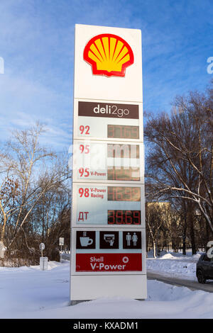 Samara, Russia - 8 Gennaio 2018: Guida segno, indica che il prezzo del combustibile sulla stazione di rifornimento Shell. Shell è una multinazionale anglo-olandese e olio Foto Stock
