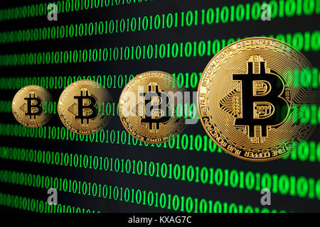 Immagine simbolo di valuta digitale,oro moneta fisica Bitcoin in digitale codice binario Foto Stock