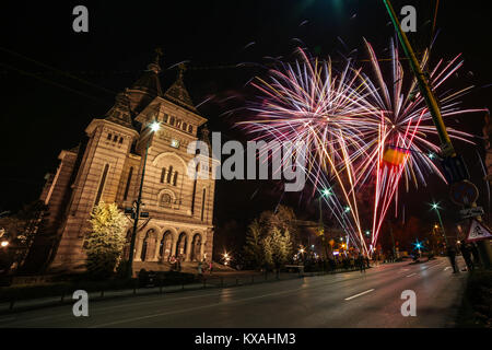 Fuochi d'artificio vicino la cattedrale ortodossa in Timisoara in occasione della nazionale rumeno per giorno Foto Stock