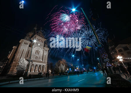 Fuochi d'artificio vicino la cattedrale ortodossa in Timisoara in occasione della nazionale rumeno per giorno Foto Stock