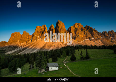 Tramonto, Glatschalm sotto il Geislerspitzen, Villnösstal, il sass Rigais, Dolomiti, Alto Adige, Italia Foto Stock