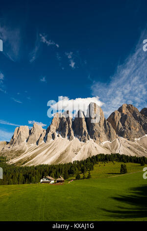 Glatschalm sotto il Geislerspitzen, Villnösstal, il sass Rigais, Dolomiti, Alto Adige, Italia Foto Stock