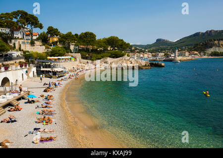 I turisti sulla spiaggia, Plage Le Bestouan, Cassis, Bouches-du-Rhone, Provence-Alpes-Côte d' Azur, sud della Francia, Francia Foto Stock