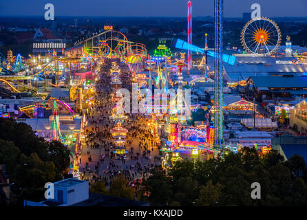 Vista l'Oktoberfest in serata, Wiesn, Monaco di Baviera, Baviera, Baviera, Germania Foto Stock