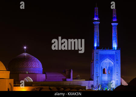 Masjed-e Jameh, o moschea Jameh, di notte, Yazd, Iran Foto Stock