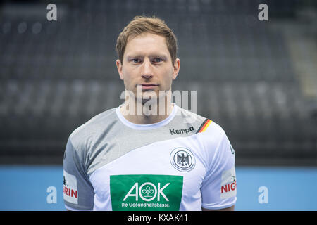 Stuttgart, Germania. 4 gennaio, 2018. Steffen Weinhold, giocatore della tedesca di handball team nazionale, guarda verso la fotocamera durante un team della conferenza stampa a Stoccarda, Germania, 4 gennaio 2018. Credito: Sebastian Gollnow/dpa/Alamy Live News Foto Stock