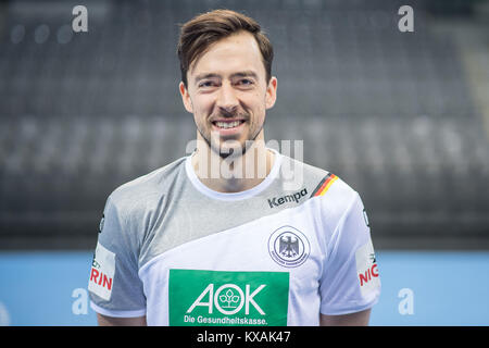 Stuttgart, Germania. 4 gennaio, 2018. Patrick Groetzki, giocatore della tedesca di handball team nazionale, guarda verso la fotocamera durante un team della conferenza stampa a Stoccarda, Germania, 4 gennaio 2018. Credito: Sebastian Gollnow/dpa/Alamy Live News Foto Stock