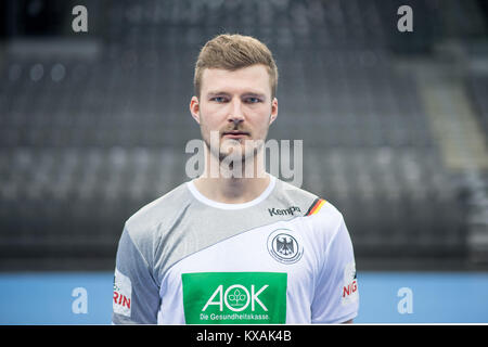 Stuttgart, Germania. 4 gennaio, 2018. Philipp Weder, giocatore della tedesca di handball team nazionale, guarda verso la fotocamera durante un team della conferenza stampa a Stoccarda, Germania, 4 gennaio 2018. Credito: Sebastian Gollnow/dpa/Alamy Live News Foto Stock