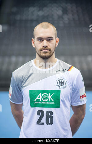 Stuttgart, Germania. 4 gennaio, 2018. Maximilian Janke, giocatore della tedesca di handball team nazionale, guarda verso la fotocamera durante un team della conferenza stampa a Stoccarda, Germania, 4 gennaio 2018. Credito: Sebastian Gollnow/dpa/Alamy Live News Foto Stock