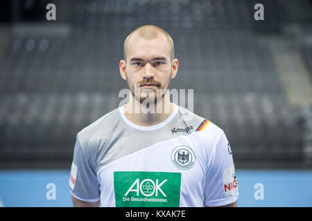 Stuttgart, Germania. 4 gennaio, 2018. Maximilian Janke, giocatore della tedesca di handball team nazionale, guarda verso la fotocamera durante un team della conferenza stampa a Stoccarda, Germania, 4 gennaio 2018. Credito: Sebastian Gollnow/dpa/Alamy Live News Foto Stock