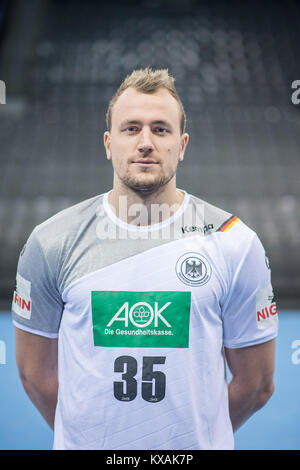 Stuttgart, Germania. 4 gennaio, 2018. Julius Kuehn, giocatore della tedesca di handball team nazionale, guarda verso la fotocamera durante un team della conferenza stampa a Stoccarda, Germania, 4 gennaio 2018. Credito: Sebastian Gollnow/dpa/Alamy Live News Foto Stock