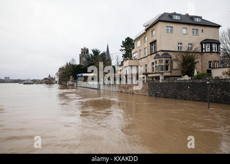 Colonia, Germania. 8 Gen, 2018. Alluvione del fiume Reno, nel quartiere di Rodenkirchen. Credito: Joern Sackermann/Alamy Live News Foto Stock