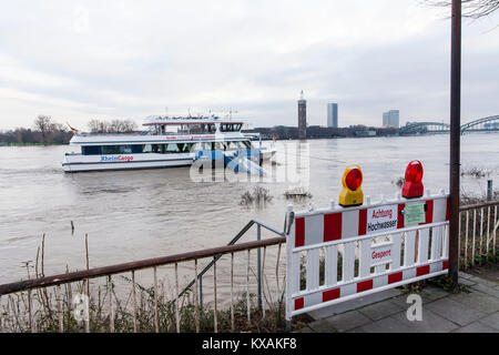 Colonia, Germania. 8 Gen, 2018. Alluvione del fiume Reno, vista al quartiere Deutz. Credito: Joern Sackermann/Alamy Live News Foto Stock