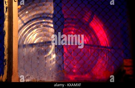 Poti, in Georgia. 1 Nov, 2017. L'immagine ravvicinata della luce principale del faro.primo faro in Georgia, piccola città Poti in riva al mare, erano state costruite a Londra. Nel 1862, la Compagnia inglese Easton Amos & Figli ingegneri completato la struttura e il faro è stato inviato a Gerogia. A Poti, ingegneri britannici con l aiuto della gente del posto eretto il faro. Nel 1864 è stato messo in funzione. La sua altezza dal fondo al tetto rende 39,8m.Questa è una delle più antiche strutture di navigazione sulla costa del Mar Nero, ancora operante a standard internazionali (credito Immagine: © Ket Foto Stock