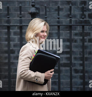 FILE: Downing Street, Londra, Regno Unito. 8 gennaio, 2018. Justine Greening, ex Segretario di Stato per l'Educazione, si chiude nel rimpasto. Ella è visto qui arriva per la riunione del consiglio dei ministri il 28 novembre 2017. Credito: Malcolm Park/Alamy Live News. Foto Stock