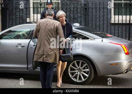 Londra, Regno Unito. 8 gennaio, 2018. Il primo ministro Theresa Maggio arriva a 10 Downing Street dalla sua circoscrizione parlamentare di Maidenhead per effettuare un rimpasto di governo. Credito: Mark Kerrison/Alamy Live News Foto Stock