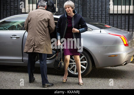 Londra, Regno Unito. 8 gennaio, 2018. Il primo ministro Theresa Maggio arriva a 10 Downing Street dalla sua circoscrizione parlamentare di Maidenhead per effettuare un rimpasto di governo. Credito: Mark Kerrison/Alamy Live News Foto Stock