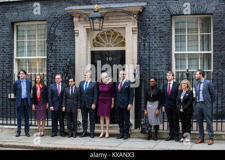 Londra, Regno Unito. 8 Gen, 2018. Il primo ministro Theresa Maggio sorge al di fuori 10 Downing Street con il nuovo Partito Conservatore Presidente Brandon Lewis (alla sua sinistra), vice presidente James sapientemente (alla sua destra) e dei vicepresidenti (l-r) di James Morris (Formazione e Sviluppo ), Helen Grant (Diverse comunità ), Marcus Jones (governo locale), Rehman Chishti (Diverse comunità), Kemi Badenoch (candidati), Chris grattacieli Skidmore (politica), Maria Caulfield (donne) e Ben Bradley (Gioventù). Credito: Mark Kerrison/Alamy Live News Foto Stock