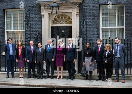 Londra, Regno Unito. 8 Gen, 2018. Il primo ministro Theresa Maggio sorge al di fuori 10 Downing Street con il nuovo Partito Conservatore Presidente Brandon Lewis (alla sua sinistra), vice presidente James sapientemente (alla sua destra) e dei vicepresidenti (l-r) di James Morris (Formazione e Sviluppo ), Helen Grant (Diverse comunità ), Marcus Jones (governo locale), Rehman Chishti (Diverse comunità), Kemi Badenoch (candidati), Chris grattacieli Skidmore (politica), Maria Caulfield (donne) e Ben Bradley (Gioventù). Credito: Mark Kerrison/Alamy Live News Foto Stock