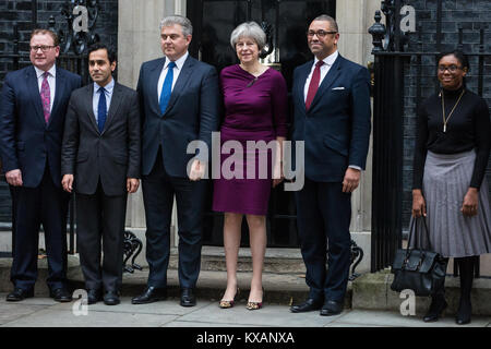 Londra, Regno Unito. 8 Gen, 2018. Il primo ministro Theresa Maggio sorge al di fuori 10 Downing Street con il nuovo Partito Conservatore Presidente Brandon Lewis (alla sua sinistra), vice presidente James sapientemente (alla sua destra) e dei vicepresidenti (l-r) Marcus Jones (governo locale), Rehman Chishti (Diverse comunità) e Kemi Badenoch (candidati). Credito: Mark Kerrison/Alamy Live News Foto Stock