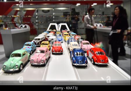 Hong Kong, Cina. 8 Gen, 2018. Automobili giocattolo sono visualizzati durante la 44a Hong Kong Giochi e Giocattoli Fair di Hong Kong, Cina del sud, 8 gennaio, 2018. I 4 giorni di evento iniziato presso il Centro Convegni ed Esposizioni di Hong Kong il lunedì. Credito: Wang Xi/Xinhua/Alamy Live News Foto Stock