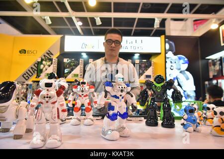 Hong Kong, Cina. 8 Gen, 2018. Un espositore mostra la controllata in remoto i robot al 44th Hong Kong Giochi e Giocattoli Fair di Hong Kong, Cina del sud, 8 gennaio, 2018. I 4 giorni di evento iniziato presso il Centro Convegni ed Esposizioni di Hong Kong il lunedì. Credito: Wang Xi/Xinhua/Alamy Live News Foto Stock