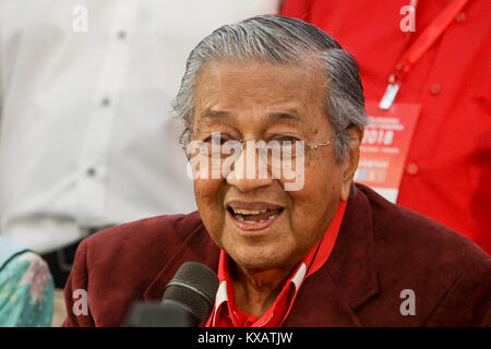 SHAH Alam, Malesia - 07 gennaio: Malaysia ex Primo Ministro Mahathir Mohamed parla al giornalista durante la conferenza stampa sulla Convenzione di opposizione il patto di speranza il gruppo (Pakatan Harapan) in Shah Alam al di fuori di Kuala Lumpur il 7 gennaio 2018. Pakatan Harapan ha annunciato oggi il suo presidente Mahathir Mohamad come suo primo candidato ministeriale con la Malaysia partito di opposizione politica leader Anwar Ibrahim moglie Azizah Wan Ismail Wan come vice premier per le prossime elezioni generali di quest'anno. Il Patto della speranza è un coliations di quattro partiti di opposizione politica che è stata fondata nel 2 Foto Stock