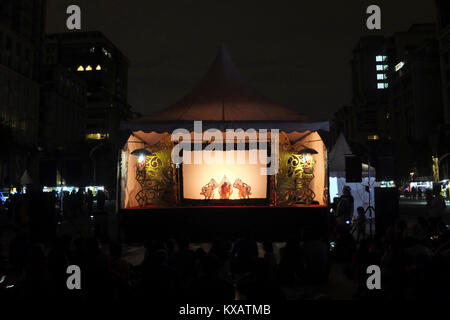 KUALA LUMPUR, Malesia - 28 dicembre: la gente guarda ombra di burattini visualizza durante la Putrajaya Festival di illuminazione sul dicembre 28, 2017 in Putrajaya, Malaysia. I quattro-night festival aveva in programma una luce arte europee e agli studenti universitari in Malaysia mostrare la loro creatività di luce-eventi a tema, comprese luminoso effetto di illuminazione mostra, arco decorativo e struttura luminosa presenta, car light show, il divertimento di notte ride, Wayang Kulit prestazioni (ombra burattini), e un giardino di luce . Credito: Samsul detto/AFLO/Alamy Live News Foto Stock