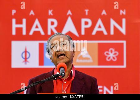 SHAH Alam, Malesia - 07 gennaio: Malaysia ex Primo Ministro Mahathir Mohamed parla al giornalista durante la conferenza stampa sulla Convenzione di opposizione il patto di speranza il gruppo (Pakatan Harapan) in Shah Alam al di fuori di Kuala Lumpur il 7 gennaio 2018. Pakatan Harapan ha annunciato oggi il suo presidente Mahathir Mohamad come suo primo candidato ministeriale con la Malaysia partito di opposizione politica leader Anwar Ibrahim moglie Azizah Wan Ismail Wan come vice premier per le prossime elezioni generali di quest'anno. Il Patto della speranza è un coliations di quattro partiti di opposizione politica che è stata fondata nel 2 Foto Stock