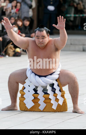 Tokyo, Giappone. Il 9 gennaio, 2018. Lottatore di Sumo Kakuryu Rikisaburo esegue il Dezuiri, anello-entrando cerimonia, presso il Tempio di Meiji in data 9 gennaio 2018, Tokyo, Giappone. La parte superiore lottatori di sumo visita il Santuario ogni anno in gennaio come parte del loro nuovo anno rituale. Credito: Rodrigo Reyes Marin/AFLO/Alamy Live News Foto Stock