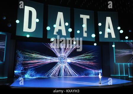 Las Vegas, Stati Uniti d'America. 08 gen 2018. Il CEO di Intel Brian Krzanich sorge sul palcoscenico del CES fiera della tecnologia di Las Vegas, USA, 08 gennaio 2018. Egli ha anche parlato della potenza dei dati. Credito: Andrej Sokolow/dpa/Alamy Live News Foto Stock