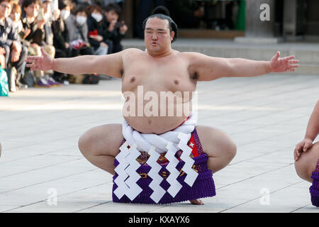 Tokyo, Giappone. Il 9 gennaio, 2018. Lottatore di Sumo Kisenosato Yutaka esegue il Dezuiri, anello-entrando cerimonia, presso il Tempio di Meiji in data 9 gennaio 2018, Tokyo, Giappone. La parte superiore lottatori di sumo visita il Santuario ogni anno in gennaio come parte del loro nuovo anno rituale. Credito: Rodrigo Reyes Marin/AFLO/Alamy Live News Foto Stock