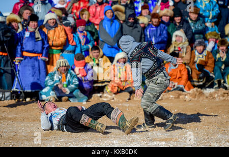 Sunite Banner di destra, la Cina della Mongolia Interna Regione Autonoma. Il 9 gennaio, 2018. Due lottatori competere nel diritto Sunite Banner, a nord della Cina di Mongolia Interna Regione Autonoma, Gen 9, 2018. Un cammello equo a livello locale un festival tradizionale, comprese le corse di cammelli e camel beauty contest, è stato tenuto in un banner su Martedì. Più di 200 cammelli ha preso parte alla fiera. Credito: Lian Zhen/Xinhua/Alamy Live News Foto Stock