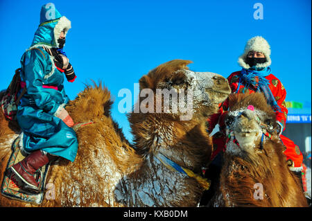 Sunite Banner di destra, la Cina della Mongolia Interna Regione Autonoma. Il 9 gennaio, 2018. Mandriani cavalcare i cammelli per prendere parte a un cammello concorso di bellezza in Sunite Banner di destra, a nord della Cina di Mongolia Interna Regione Autonoma, Gen 9, 2018. Un cammello equo a livello locale un festival tradizionale, comprese le corse di cammelli e camel beauty contest, è stato tenuto in un banner su Martedì. Più di 200 cammelli ha preso parte alla fiera. Credito: Peng Yuan/Xinhua/Alamy Live News Foto Stock