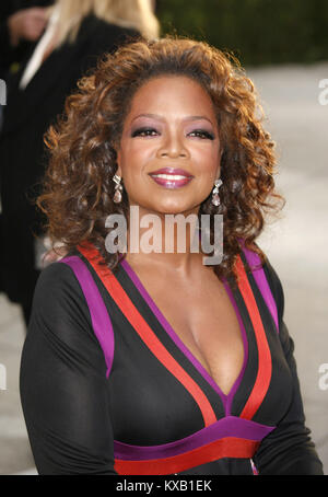 Los Angeles, CA, Stati Uniti d'America. 25 feb 2007. Noi talk show host Oprah Winfrey sorrisi per le fotocamere che arrivano al Vanity Fair Oscar Party in Los Angeles, CA, Stati Uniti, 25 febbraio 2007. Credito: Hubert Boesl | in tutto il mondo di utilizzo/dpa/Alamy Live News Foto Stock