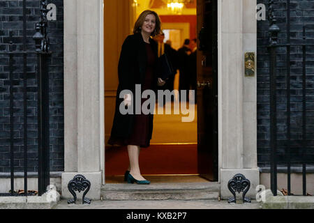 Londra, Gran Bretagna. Il 9 gennaio, 2018. British Home Secretary Ambra Rudd arriva per la prima riunione del gabinetto dell'anno, in seguito ieri il rimpasto di governo, al 10 di Downing Street a Londra, Gran Bretagna, il 9 gennaio, 2018. Credito: Tim Irlanda/Xinhua/Alamy Live News Foto Stock