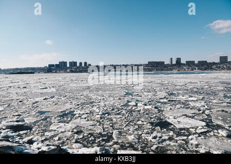 Manhattan, STATI UNITI D'AMERICA. Il 9 gennaio, 2018. Grande quantità di ghiaccio è visto lo scongelamento sul fiume Hudson nei pressi del Ponte George Washington Bridge in Manhattan nella città di New York questo Martedì, 9 gennaio 2018. Credito: Brasile Photo Press/Alamy Live News Foto Stock