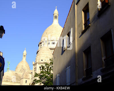 La Basilique du Sacré-Cœur, situata a Parigi, in Francia, è un'importante chiesa cattolica romana e una delle principali attrazioni turistiche. Le sue distintive cupole bianche e la sua posizione su Montmartre lo rendono un punto di riferimento significativo in città. Foto Stock