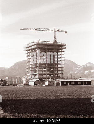 L'immagine raffigura la costruzione di un magazzino di luppolo a Žalec, Slovenia, nel 1962, evidenziando la struttura dell'edificio e il suo ruolo nello stoccaggio del luppolo raccolto per la produzione della birra. Foto Stock