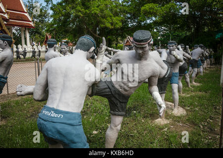 Le statue a grandezza naturale di Thai kick boxer, Bang Kung Camp, Samut Songkhram, Thailandia. Foto Stock