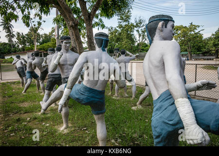 Le statue a grandezza naturale di Thai kick boxer, Bang Kung Camp, Samut Songkhram, Thailandia. Foto Stock