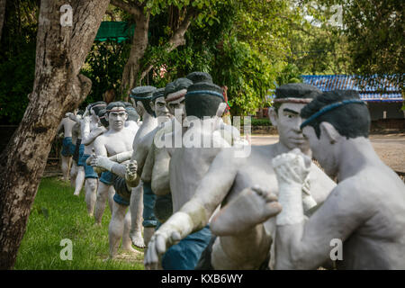 Le statue a grandezza naturale di Thai kick boxer, Bang Kung Camp, Samut Songkhram, Thailandia. Foto Stock