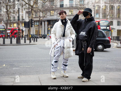 Fashionistas al di fuori del BFC visualizza lo spazio, Londra, durante l'Autunno/Inverno 2018 London Fashion Week Foto Stock