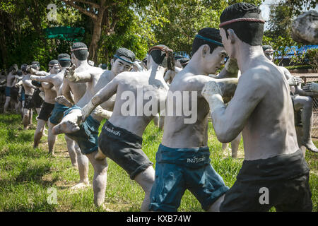 Le statue a grandezza naturale di Thai kick boxer, Bang Kung Camp, Samut Songkhram, Thailandia. Foto Stock